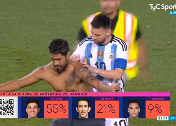 Detik-detik fans rela turun ke lapangan demi tanda tangan Lionel Messi