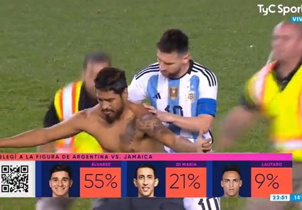 Detik-detik fans rela turun ke lapangan demi tanda tangan Lionel Messi