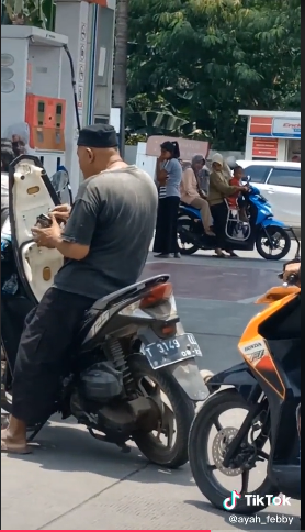 Momen bapak-bapak antri bbm Tiktok