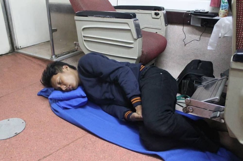 Potret kocak orang tidur di tempat nggak biasa Berbagai sumber Potret kocak orang tidur di tempat nggak biasa Berbagai sumber