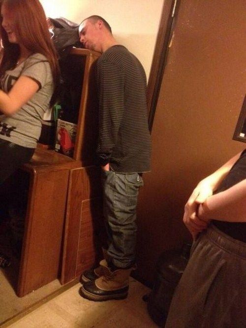 Potret kocak orang tidur di tempat nggak biasa Berbagai sumber Potret kocak orang tidur di tempat nggak biasa Berbagai sumber