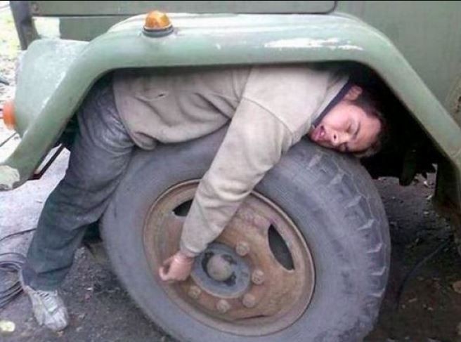 Potret kocak orang tidur di tempat nggak biasa Berbagai sumber