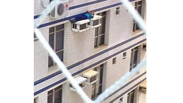 Potret kocak orang tidur di tempat nggak biasa Berbagai sumber