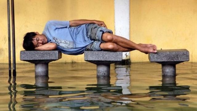 Potret kocak orang tidur di tempat nggak biasa Berbagai sumber