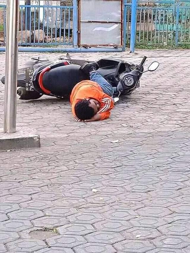 Potret kocak orang tidur di tempat nggak biasa Berbagai sumber