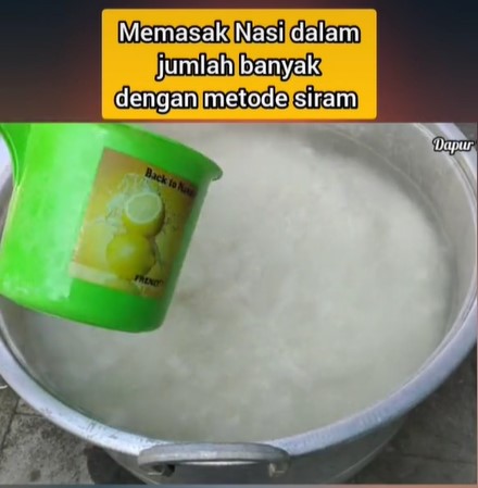 Cara menanak nasi porsi besar pakai metode siram, lebih cepat matang