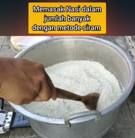 Cara menanak nasi porsi besar pakai metode siram, lebih cepat matang