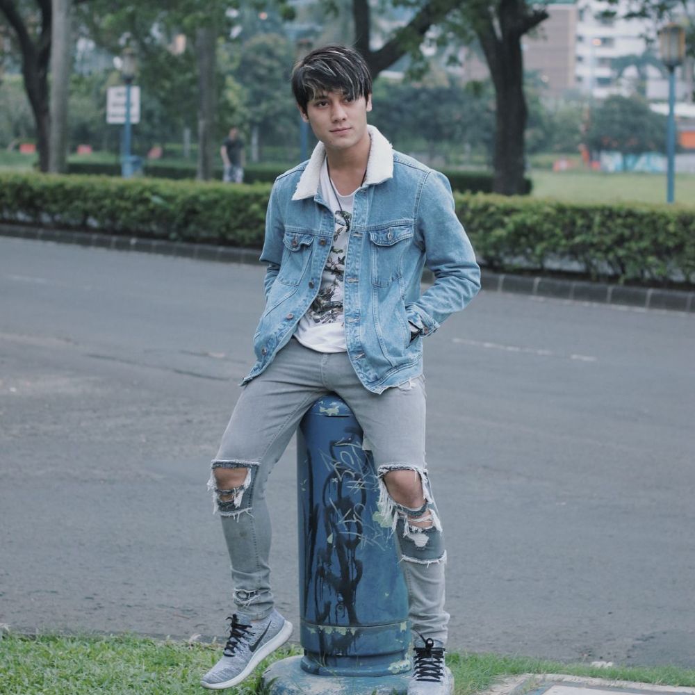 Beda gaya outfit Rizky Billar © 2022 Instagram  Beda gaya outfit Rizky Billar © 2022 Instagram