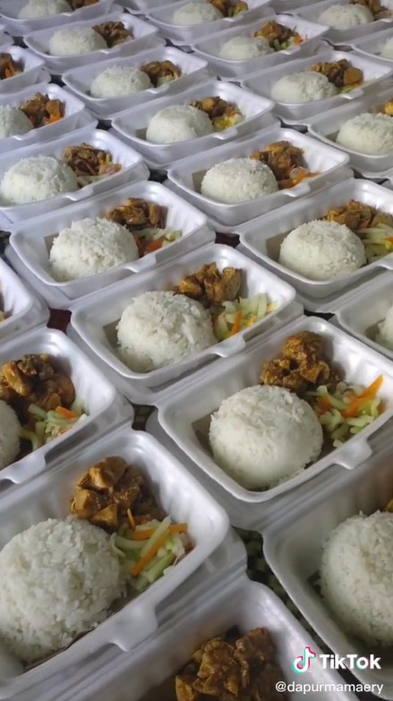 Cara menanak nasi porsi besar pakai metode siram, lebih cepat matang