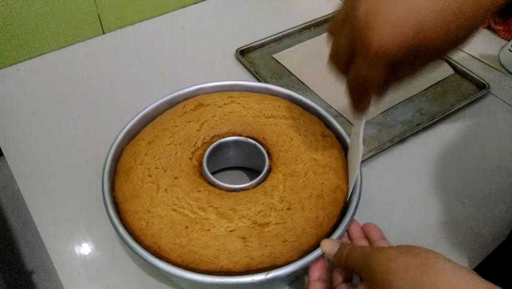 7 Trik mengeluarkan bolu dari cetakan agar tidak lengket dan hancur