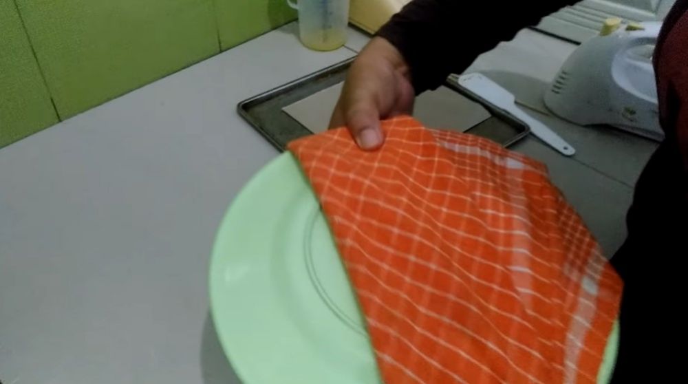 7 Trik mengeluarkan bolu dari cetakan agar tidak lengket dan hancur