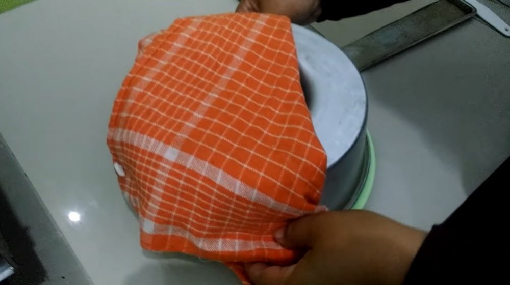 7 Trik mengeluarkan bolu dari cetakan agar tidak lengket dan hancur