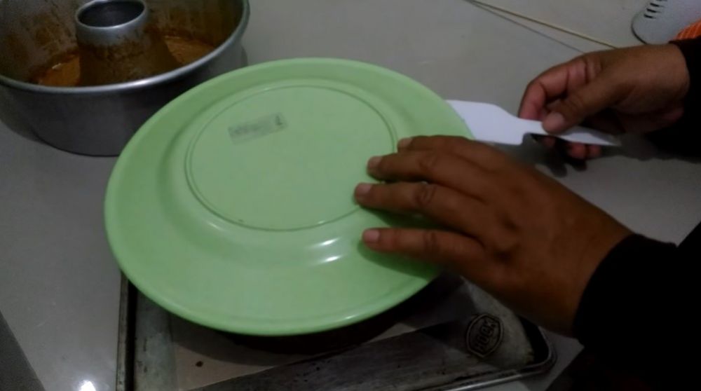 7 Trik mengeluarkan bolu dari cetakan agar tidak lengket dan hancur