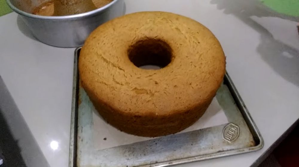 7 Trik mengeluarkan bolu dari cetakan agar tidak lengket dan hancur