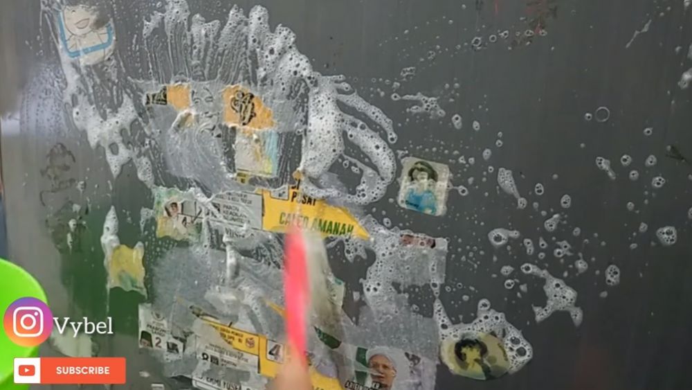 Cara bersihkan bekas stiker di pintu kulkas, kinclong seperti baru