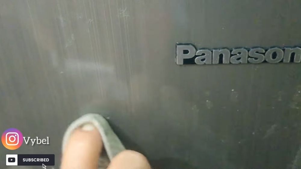 Cara bersihkan bekas stiker di pintu kulkas, kinclong seperti baru