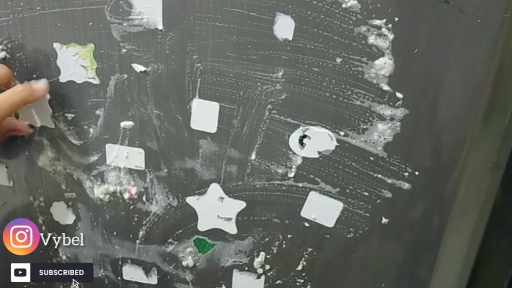 Cara bersihkan bekas stiker di pintu kulkas, kinclong seperti baru