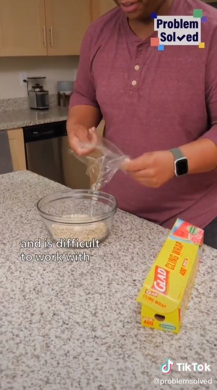 Trik menyimpan plastik wrap agar tidak mudah lengket saat dipakai