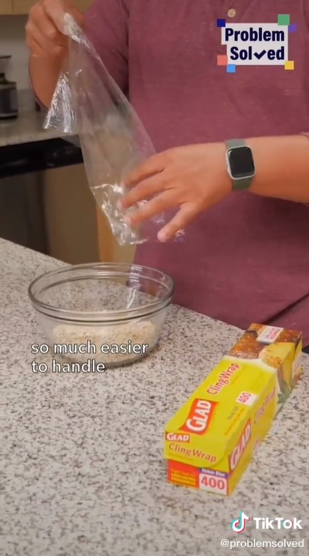 Trik menyimpan plastik wrap agar tidak mudah lengket saat dipakai