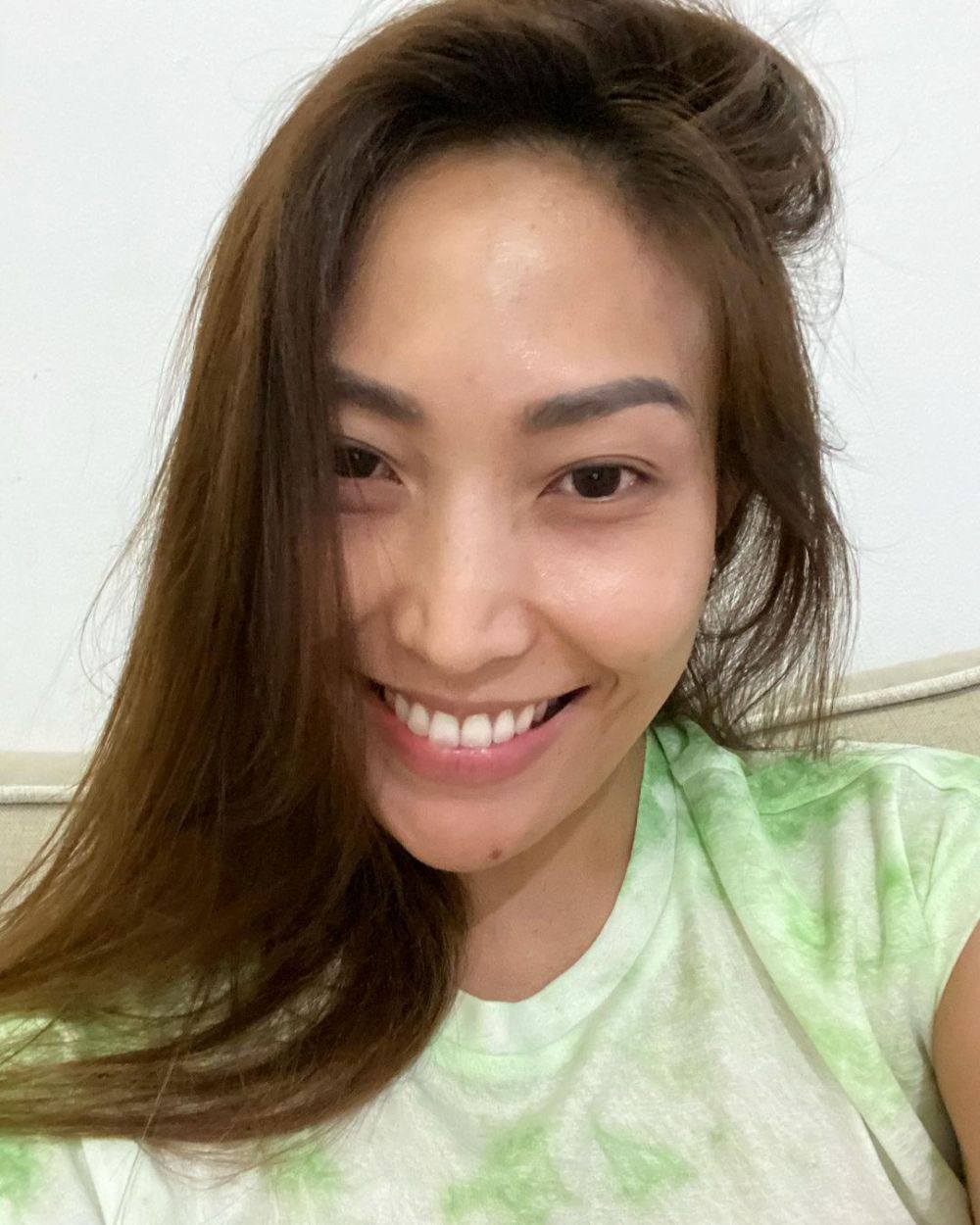 Pesona Ayu Dewi pakai dan tanpa makeup © 2022 Instagram 