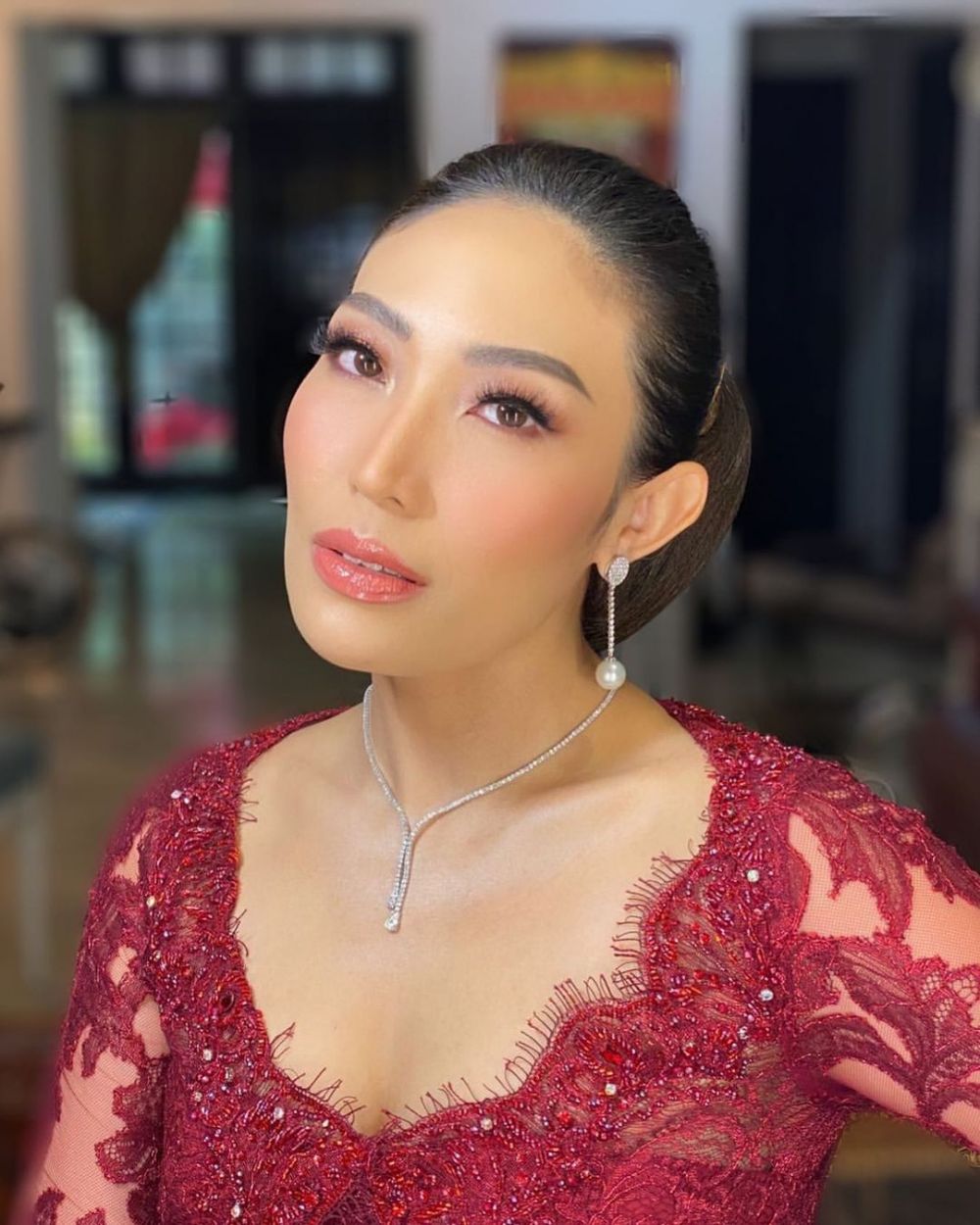 Pesona Ayu Dewi pakai dan tanpa makeup © 2022 Instagram 
