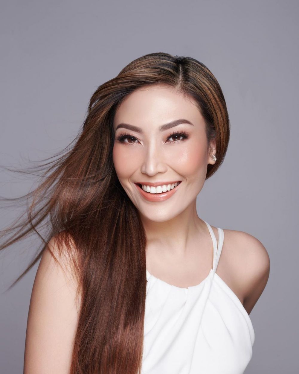 Pesona Ayu Dewi pakai dan tanpa makeup © 2022 Instagram 