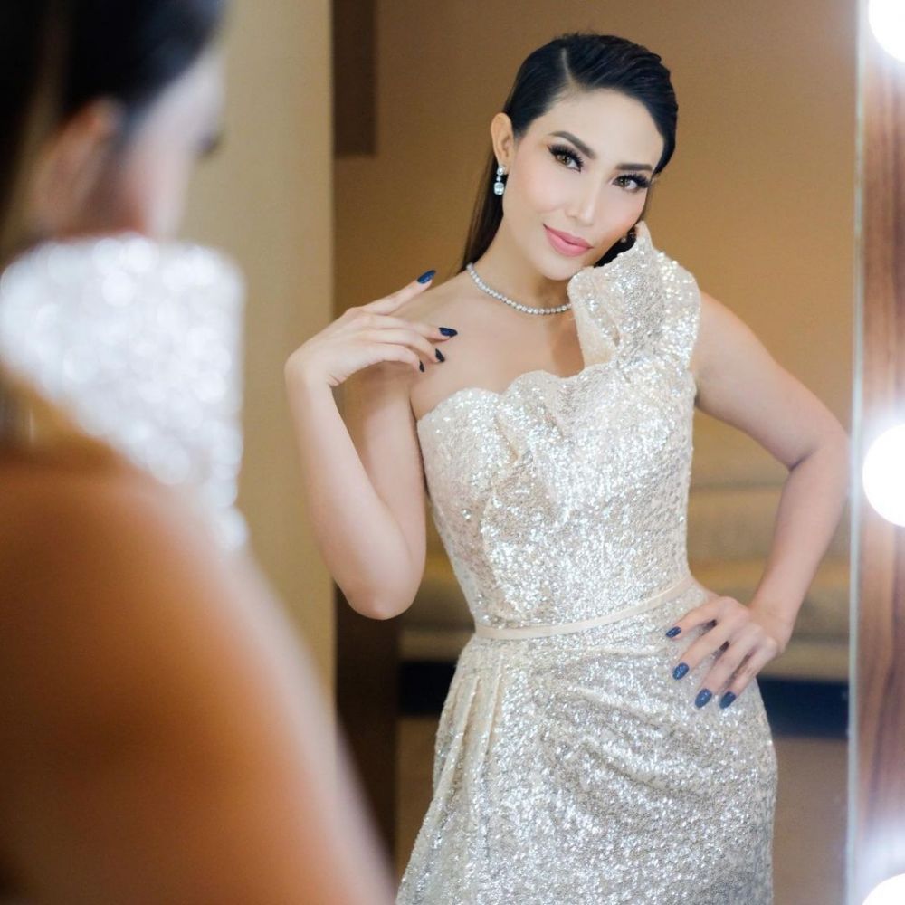 Pesona Ayu Dewi pakai dan tanpa makeup © 2022 Instagram 