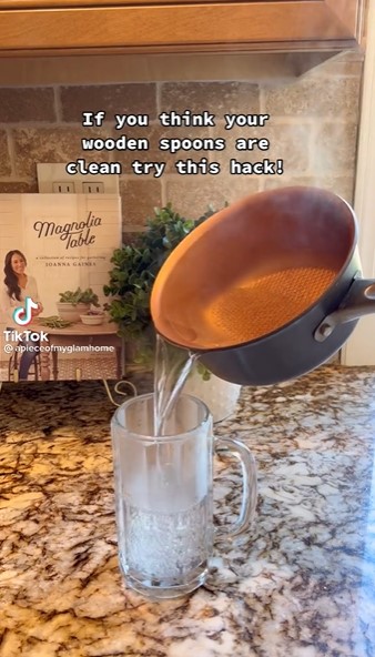 Trik bersihkan spatula kayu yang lama tak dipakai, mudah tanpa sabun