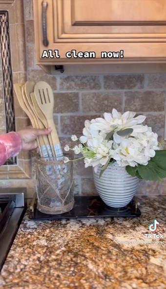 Trik bersihkan spatula kayu yang lama tak dipakai, mudah tanpa sabun