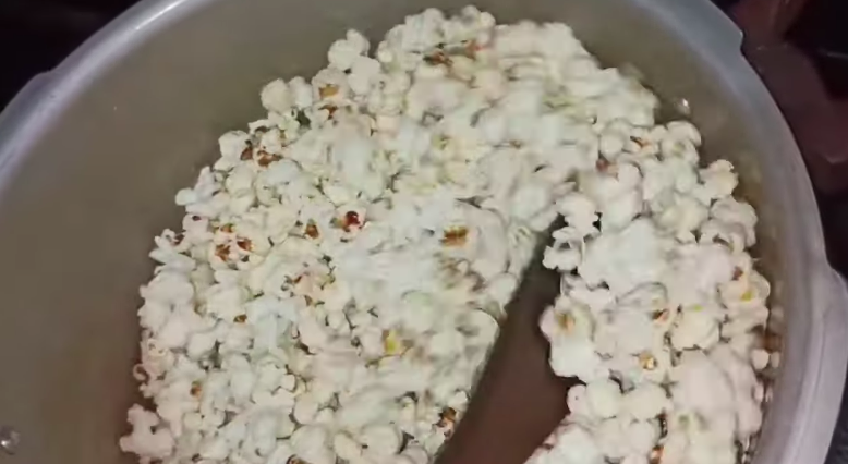 5 Cara praktis membuat popcorn tanpa ada biji jagung yang tersisa