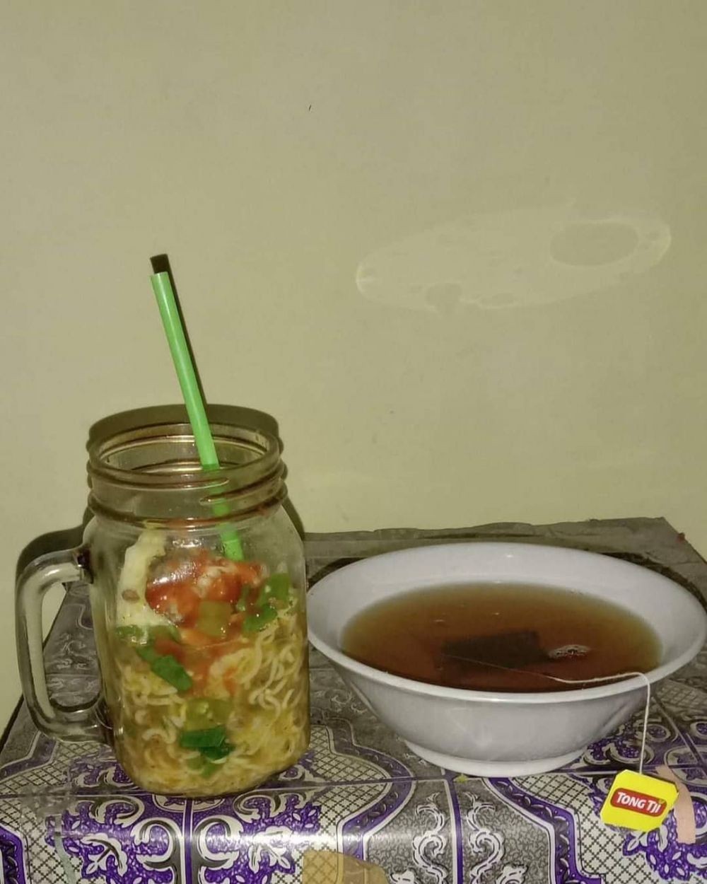 orang makan dengan cara nyeleneh © 2022 Instagram 