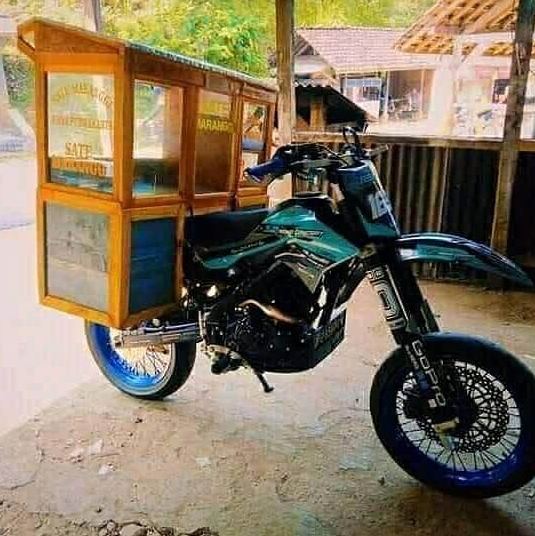 motor pedagang keliling nyeleneh © berbagai sumber