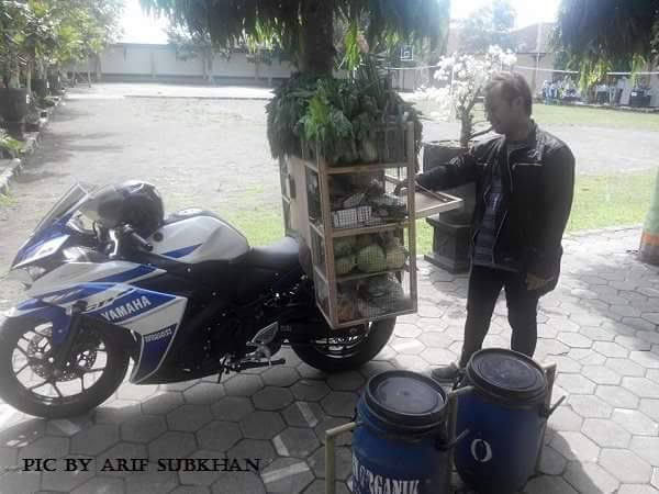 motor pedagang keliling nyeleneh © berbagai sumber