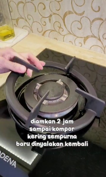 Cara mudah bersihkan bekas gosong di kompor, kinclong seperti baru