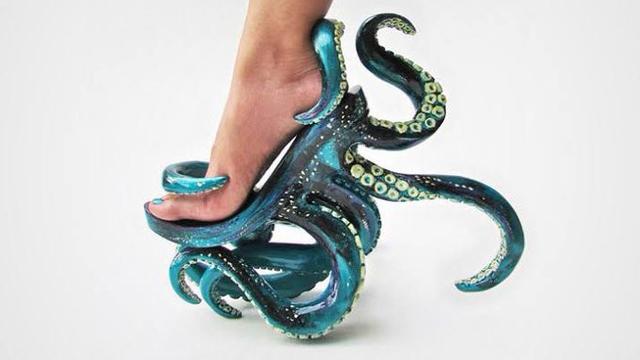 11 Desain nyeleneh sepatu mirip kaki hewan, berani pakai?