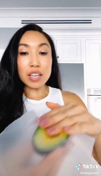 Trik mencegah alpukat berubah warna usai dipotong, cuma pakai 1 bahan