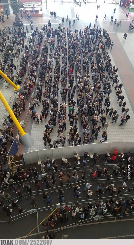 orang kelihatan tertib banget lucu © berbagai sumber