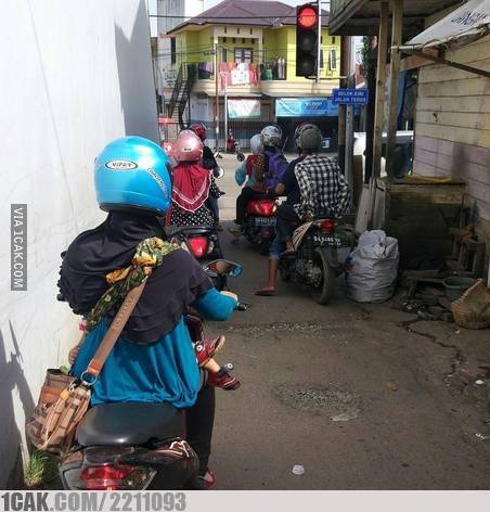 orang kelihatan tertib banget lucu © berbagai sumber