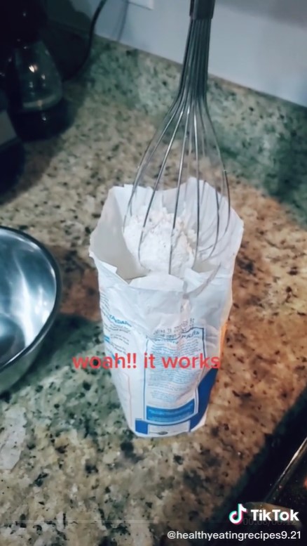 Trik unik menyendok tepung dari plastik pakai whisk, antitumpah