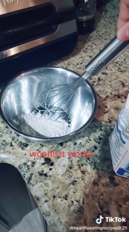 Trik unik menyendok tepung dari plastik pakai whisk, antitumpah