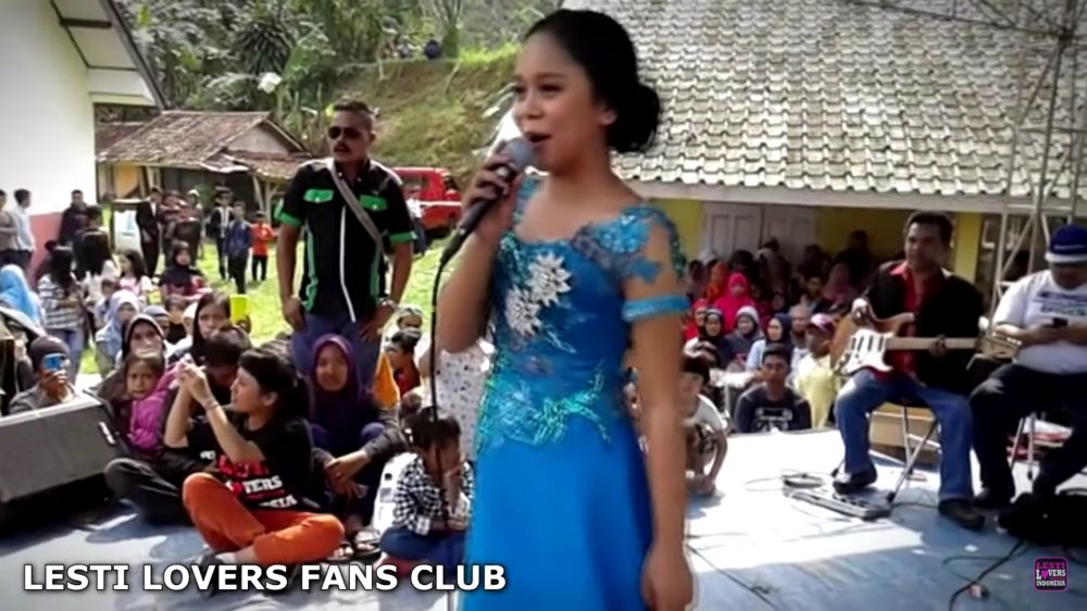 gaya manggung lesty kejora © berbagai sumber gaya manggung lesty kejora © berbagai sumber