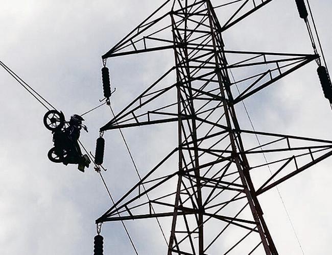 kendaraan nyangkut di tempat nggak lazim © berbagai sumber kendaraan nyangkut di tempat nggak lazim © berbagai sumber