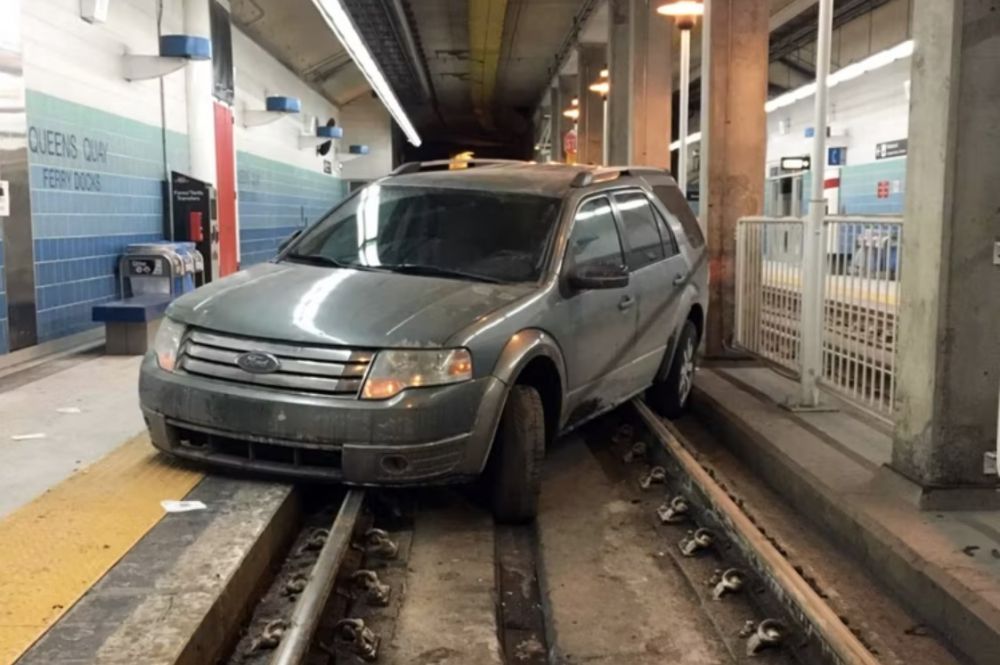 kendaraan nyangkut di tempat nggak lazim © berbagai sumber