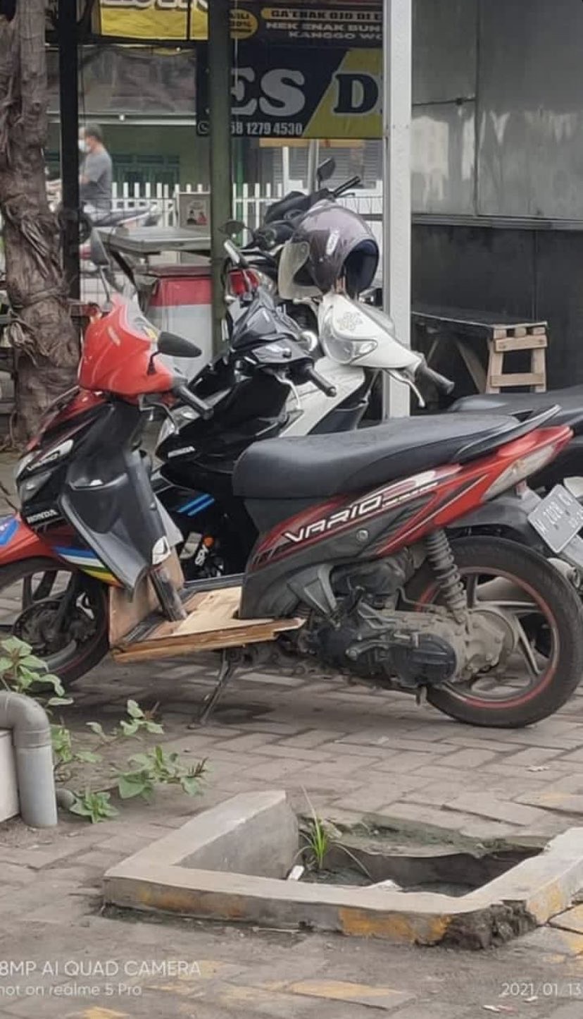 kendaraan diperbaiki pakai kayu nyeleneh © berbagai sumber kendaraan diperbaiki pakai kayu nyeleneh © berbagai sumber