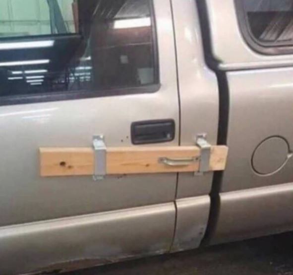 kendaraan diperbaiki pakai kayu nyeleneh © berbagai sumber