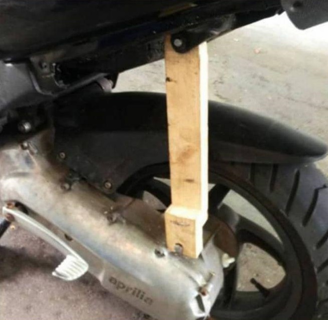 kendaraan diperbaiki pakai kayu nyeleneh © berbagai sumber