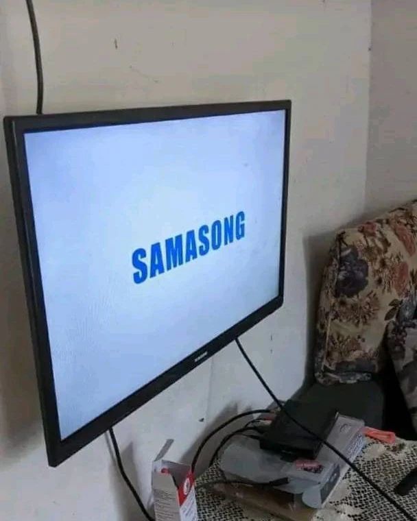 momen nyalain TV ada aja lucunya © berbagai sumber