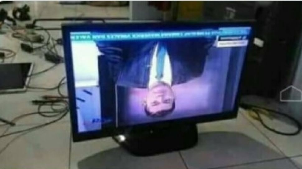 momen nyalain TV ada aja lucunya © berbagai sumber