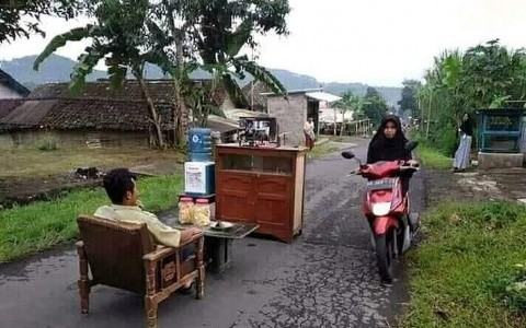 momen nyalain TV ada aja lucunya © berbagai sumber