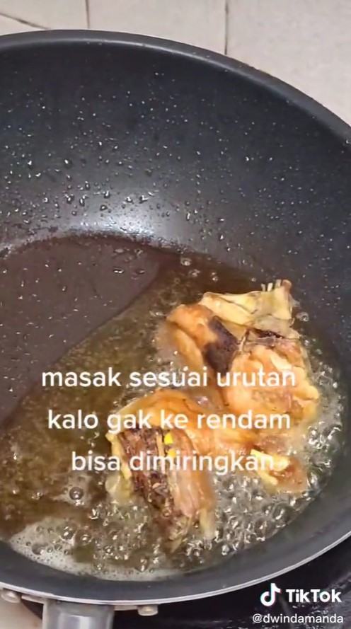 Wajib tahu, begini trik pakai minyak goreng supaya lebih irit